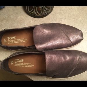 Women’s Size 9 TOMS in pewter color